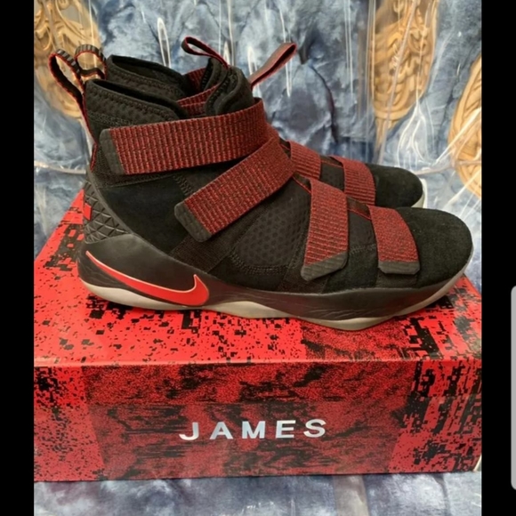 Labron James Nike Basketball Shoes - Picture 1 of 4